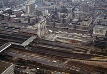 831996 Luchtfoto van het N.S.-station Utrecht C.S. (Centraal Station) en het kantoor- en winkelcentrum Hoog Catharijne.